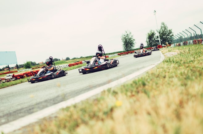 Екстремальні розваги у Львові — картинг Львів та політ на авіасимуляторі